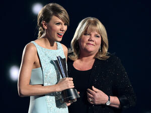 تايلور سويفت ووالدتها