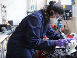 خريجة الجامعة الأمريكية بالقاهرة تقوم بتصميم وبرمجة جهاز لمساعدة مرضى الفصال العظمي