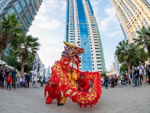 أكثر من 500 مقيم في منطقة أبراج بحيرات جميرا يحضرون فعالية المركز للاحتفال بالسنة الصينية الجديدة