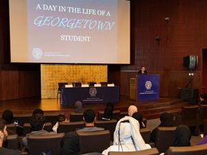 طلاب المدارس الثانوية يتذوقون يوما في حياة طالب جورجتاون