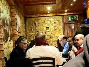 Former Pakistan Prime Minister Nawaz Sharif at a London restaurant with his family members (Twitter)