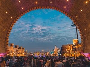 يمكن المشاركة في السحب من  قبل جميع الضيوف الذين قاموا بشراء تذكرة الدخول إلى القرية العالمية مقابل 15 درهم أو لكل 100 درهم يتم إضافتها لبطاقة "وجهات ترفيهية" القابلة لإعادة الشحن 