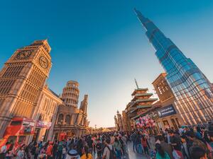 القرية العالمية تطلق كيه بوب كريزي إلى العالمية عبر العرض المسرحي الأول لموسيقى البوب الكورية في العالم على مسرحها الرئيسي