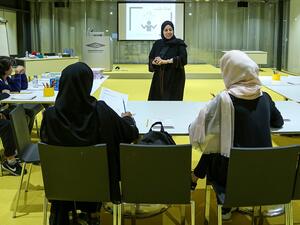 الشباب يتدربون على تحرير الأخبار في مكتبة قطر الوطنية