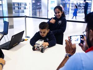 الأطفال يُطبِّقون مفاهيم التكنولوجيا والرياضيات في بناء الروبوتات بالمكتبة الوطنية