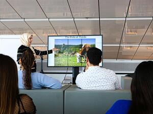 هواة الكاميرا يتدربون على التصوير الفوتوغرافي الرقمي في مكتبة قطر الوطنية