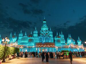 توفر القرية العالمية الفرصة للعائلات والضيوف من جميع الأعمار للاجتماع وتمضية أوقات رائعة مليئة بالذكريات الممتعة والأنشطة والفعاليات ذات المستوى العالمي