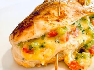 صدور الدجاج المحشوة بالجبن والبروكولي