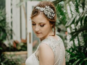 ما تفسير الحلم بإكسسوار الشعر في المنام؟