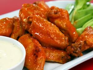 أجنحة الدجاج بصلصة البافلو الشهية