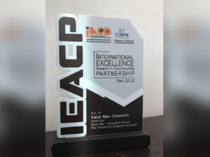 تم منح الدكتور أبوغزاله درعا تقديريا تسلمه نيابة عنه الأستاذ إبراهيم الزغول مدير الخدمات المهنية في مكتب أبوغزاله العالمية في الكويت.