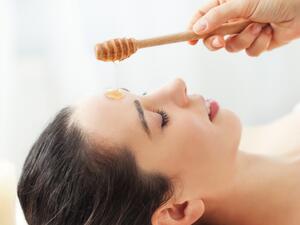 يمكنك استعادة البريق المفقود لشعرك قبل الزفاف بسهولة عن طريق وضع العسل على شعرك