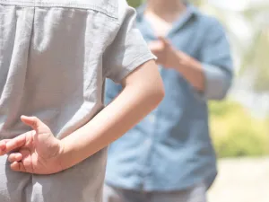  كوني قدوةً لطفلكِ بالصدق والصراحة وتجنّبي قدر الإمكان اللجوء إلى الأكذوبات البيضاء