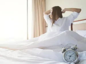الاستيقاظ المبكر للحاق بمواعيد العمل يستلزم نوماً في وقت مبكر