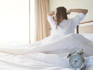 الاستيقاظ المبكر للحاق بمواعيد العمل يستلزم نوماً في وقت مبكر