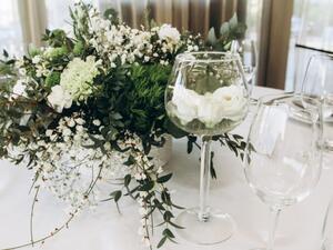 هناك مجموعة من القواعد الأساسية التي ينبغي مراعتها خلال فترة تناول الطعام في حفل الزفاف