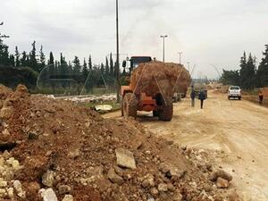 يشكل طريق حلب دمشق شريانا اقتصاديا حيويا يربط محافظة حلب بالمحافظات السورية 