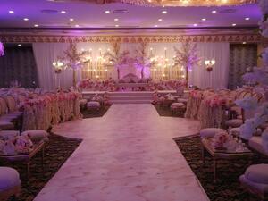 بكل قاعة هناك ديكور موجود بالفعل متاح للحفل