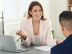  وضع قائمة بمجموعة من المرشحين المناسبين للتوظيف