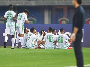 الأهلي يتغلب على غريمه