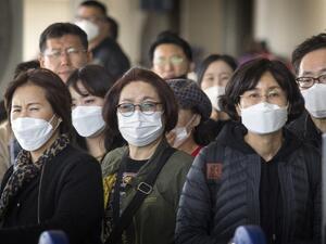 Passengers wear face masks to protect against the spread of the Coronavirus as they arrive on a flight from Asia at Los Angeles International Airport, California, on January 29, 2020. A new virus that has killed more than one hundred people, infected thousands and has already reached the US could mutate and spread, China warned, as authorities urged people to steer clear of Wuhan, the city at the heart of the outbreak.  Mark RALSTON / AFP
