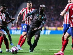 ماني (وسط) خلال اللقاء