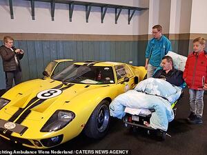 The Stichting Ambulance Wens took this man to see classic cars at a show in Rosmalen. (Stichting Ambulance Wens)