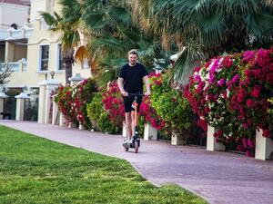 100 سكوتر كهربائي توفرها "الحمرا" في وجهاتها الرئيسية لتمكين المستخدمين من التنقل بأسلوب مريح وصديق للبيئة