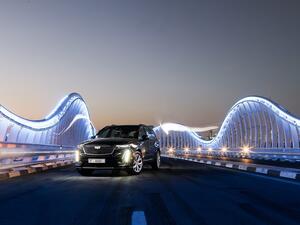 توفر سيارة الكروس أوفر الجديدة كليًا بثلاثة صفوف من المقاعد تجربة ركوب رائعة في كل مقعد، وتزخر بتقنيات أمان شاملة سواء قياسية كانت أم متوفرة