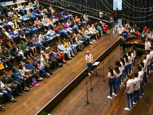 فرقة كورال قطر للشباب واليافعين تؤدي أجمل الأغنيات الفولكلورية في المكتبة