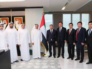 المنصوري يبحث جوانب الشراكة الاقتصادية والتجارية مع منغوليا