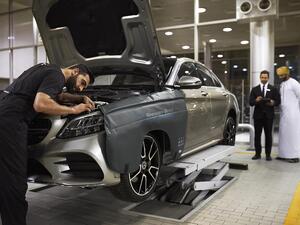 أنّ مرسيدس ـ بنز عُمان تقدم لعملائها تشكيلة واسعة وغير مسبوقة من السيارات الفاخرة عالية الأداء تُكملها خدمة عملاء ودعم رائعة ترسي من خلالها معاييراً جديدة في قطاع السيارات الفخمة.