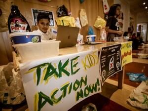 يهدف الشباب في أكاديمية قطر- الدوحة إلى رفع مستوى الوعي حول أضرار الأكياس البلاستيكية ذات الاستخدام الواحد على البيئة والحياة البحرية