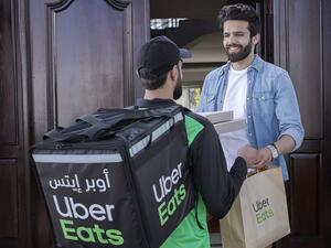 يمكن لعشاق الطعام في مكة المكرمة طلب أطباقهم المفضلة من مطاعم مختلفة تشمل ماكدونالدز ، شاورمر ، باسكن روبنز ، بيتوتي ، مايسترو بيتزا