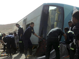 تصادم سيارة ميكروباص بشاحنة كبيرة للنقل على الطريق الصحراوي الغربي 