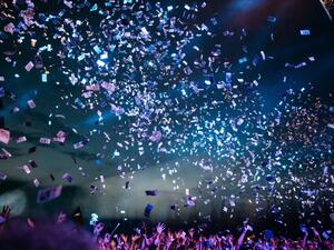 ما تفسير الحلم بالاحتفال في المنام؟