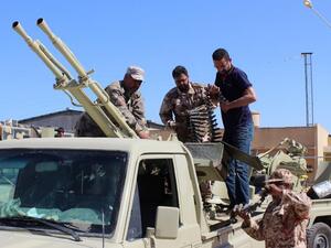 مقاتلون من قوات حفتر