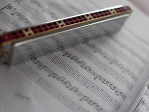 ما تفسير سماع صوت آلة الهارمونيكا؟