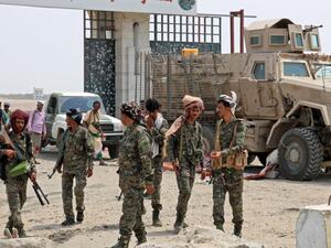 مواجهات شرسة بين قوات الحكومة المعترف بها دوليا وقوات المجلس الانتقالي المدعوم من الإمارات