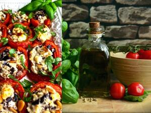 طماطم مشوية مع جبنة الفيتا والزيتون والصنوبر