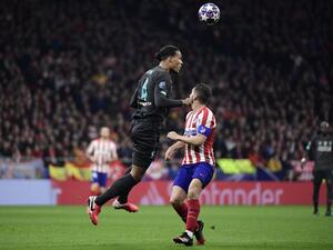 فان دايك (يسار) خلال المباراة