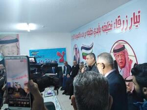 المهندس المومني يتحدث خلال اللقاء في مقر تيار "زرقاء نظيفة بأيدي نظيفة"