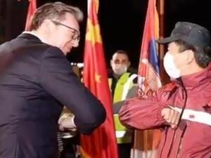 الرئيس الصربي يُقبل العلم الصيني بعد تلقي مساعدات طبية