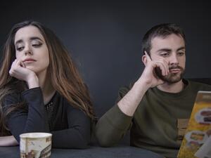 تشارك الكثير من جوانب الحياة معه