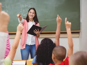 يسعى المعلّم الناجح إلى التجديد الدائم، فهو لا يتردّد مثلًا في إدخال بعض الأساليب التعليميّة الجديدة