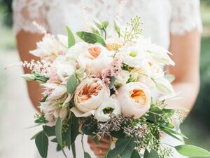 رش الأزهار برذاذ الماء يساعد على إبقائها نضرة وطازجة