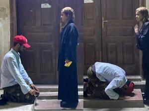 سجود شاب لفتاة