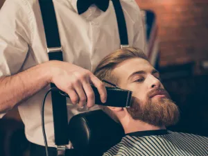 هناك رجال لا تنمو لحاهم إلى على مستوى الشارب والذقن فقط