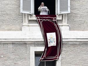 Pope Francis waves to the faithfuls as he delivers the Sunday Angelus prayer from his studio window overlooking Saint Peter's Square, at the Vatican on March 01, 2020. Filippo MONTEFORTE / AFP
