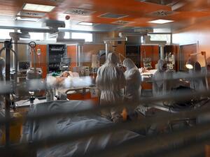Medical workers in protective gear tend to patients (Rear L and Rear R) on March 24, 2020 at the new COVID 3 level intensive care unit for coronavirus COVID-19 cases at the Casal Palocco hospital near Rome, during the country's lockdown aimed at stopping the spread of the COVID-19 (new coronavirus) pandemic. Alberto PIZZOLI / AFP